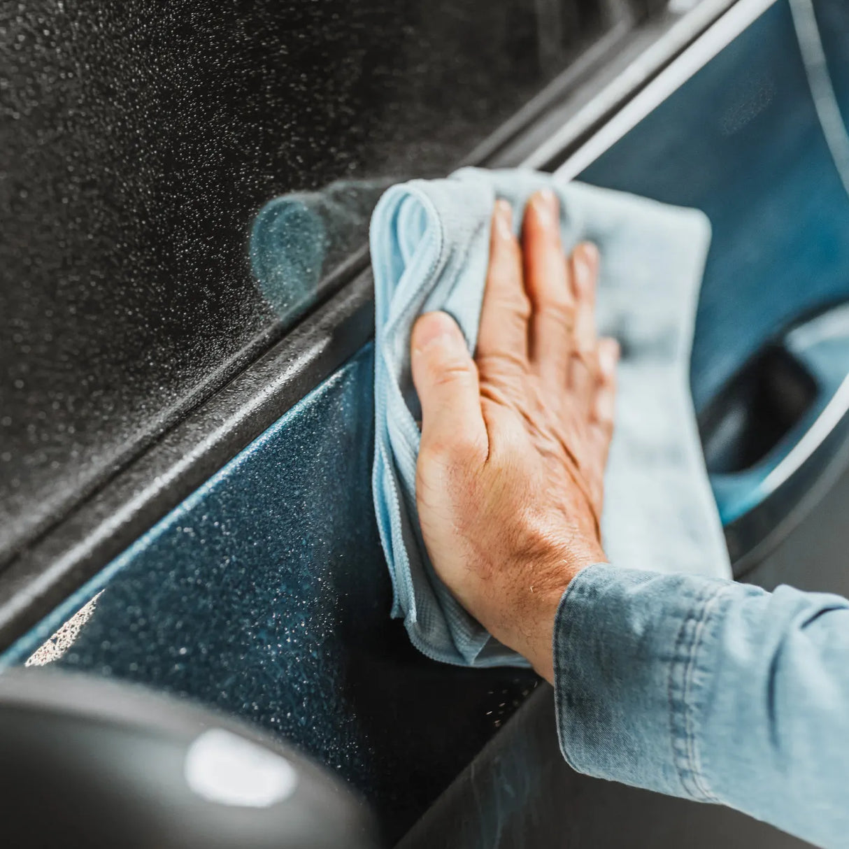 Autoglym Rapid Aqua Wax Kit for easy vehicle cleaning and shine, featuring bottle and applicator in the image.
