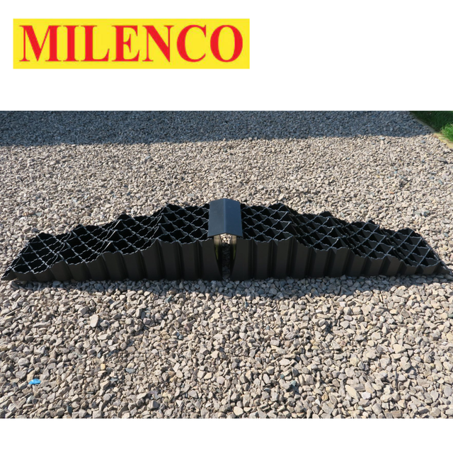 Milenco Quattro Bridge leveller bridge with sturdy construction and a compact design, ideal for leveling vehicles.