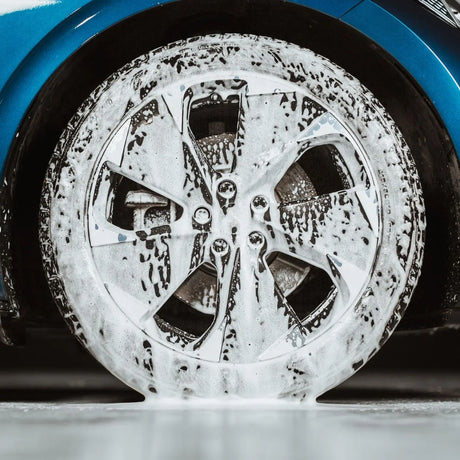 Autoglym Custom Wheel Cleaner Complete Kit with spray bottle, brush, and cleaning cloth for vehicle wheels.