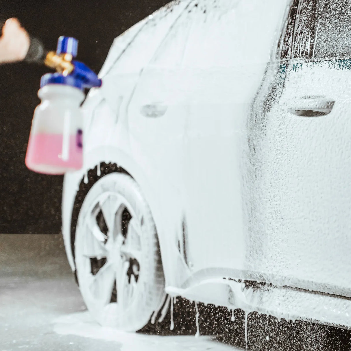 Autoglym Polar Wash vehicle cleaner in a bottle, designed for effective car washing and maintenance.
